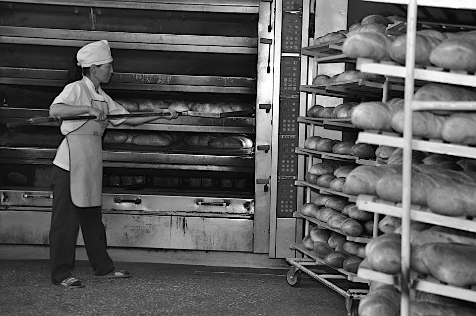 Freshly baked artisan bread — Deutsche Bäckerei